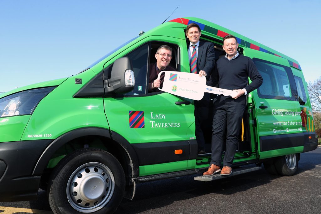 Lord’s Taverners Wales presents minibus to Newport special day school