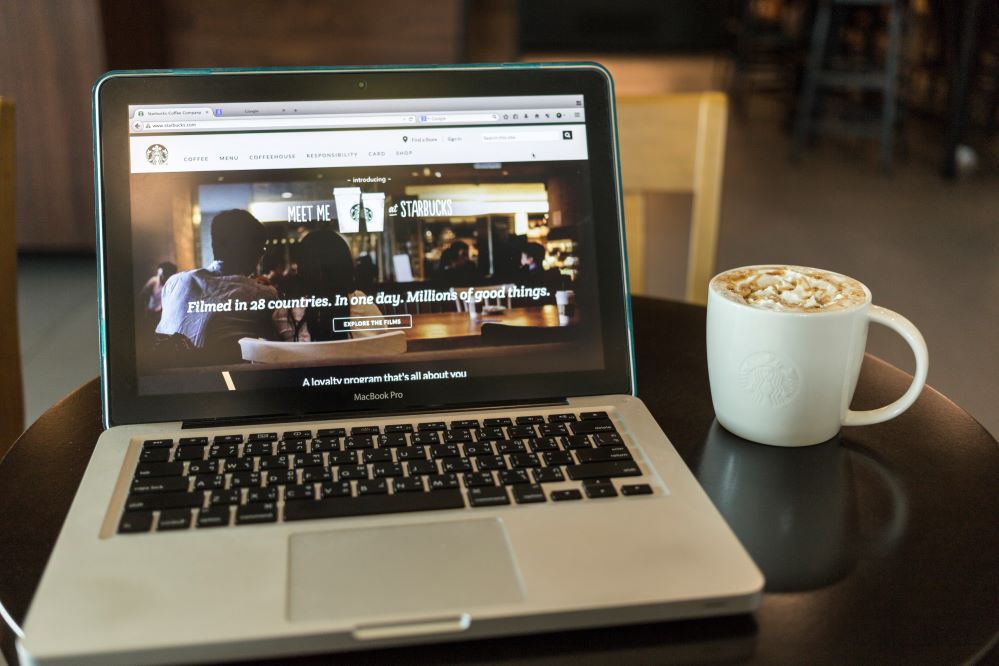 sm-chiang-mai-thailand-october-02-2014-starbucks-coffee-caramel-latte-and-apple-laptop-op-SBI-301081900