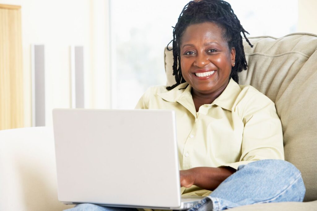 senior-women-using-a-laptop_BKHjMnCHj