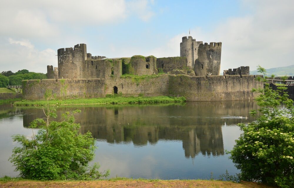 caerphilly-castle-4258755_1280-scaled