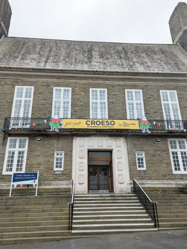 Harddu Neuadd y Sir i Esiteddfod yr Urdd - County Hall decorated for Eisteddfod yr Urdd