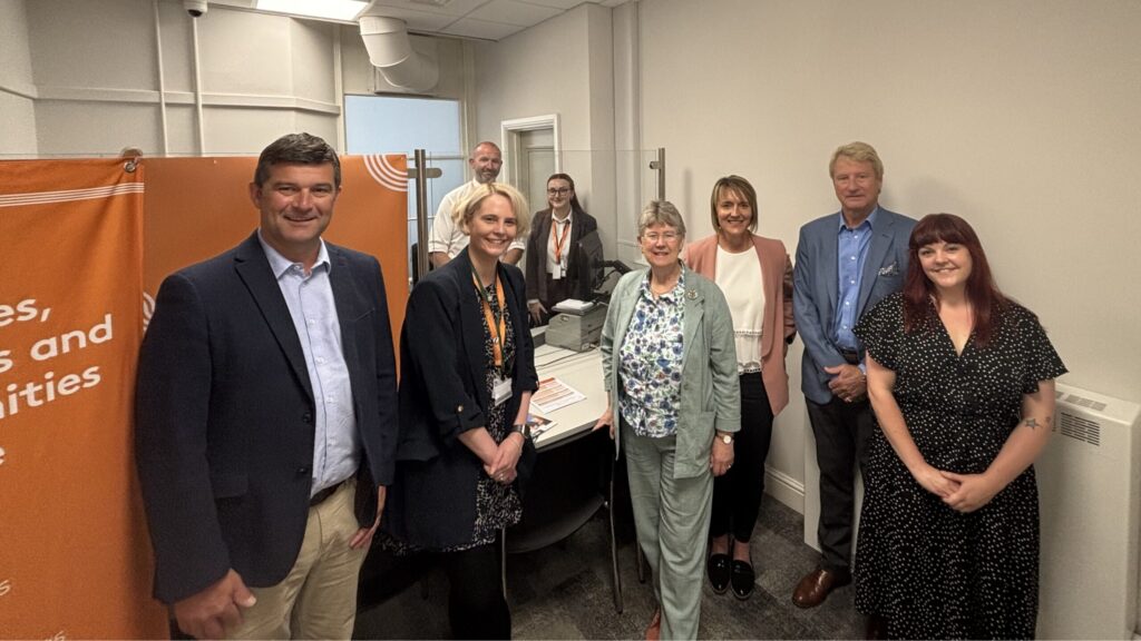 Jane Hutt MS visit to Abergavenny Community Connect outlet