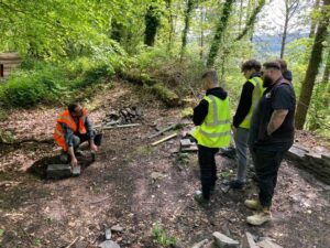 Thom Alun Kinghorn-Evans from the SPAB demonstrates traditional techniques to Neath College students